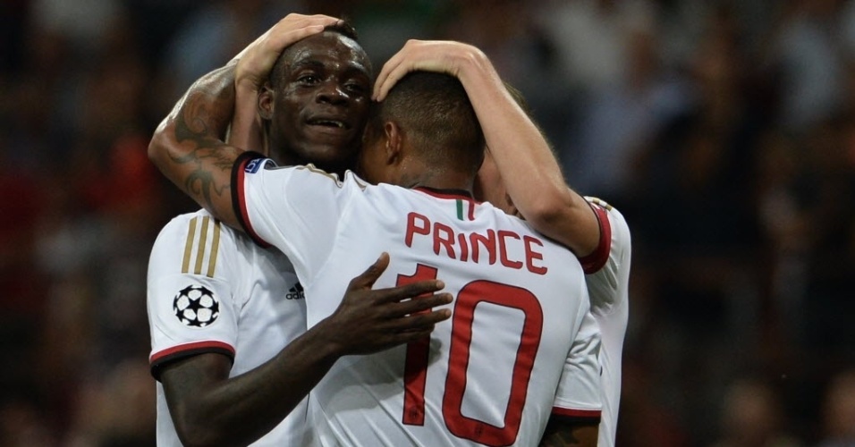 28.ago.2013 - Mario Balotelli é abraçado após marcar o segundo gol do Milan na partida contra o PSV pela Liga dos Campeões