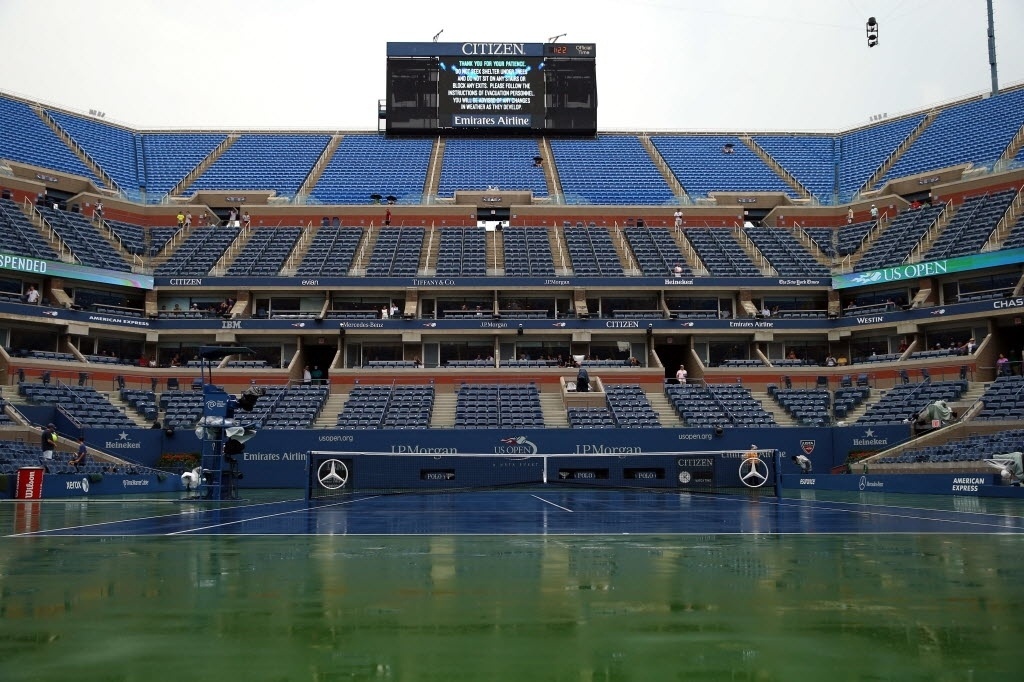 28.ago.2013 - Quadra central do Aberto dos EUA é vista encharcada pela chuva - Elsa/Getty Images/AFP