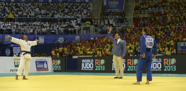 Mesmo após as críticas, a judoca fez questão de comemorar o título mundial junto com a torcida brasileira - AFP PHOTO / YASUYOSHI CHIBA