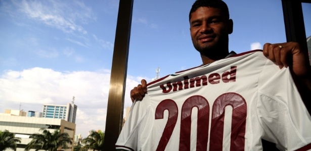 agueiro Gum completará 200 jogos contra o Goiás e recebeu camisa comemorativa - Divulgação/Fluminense FC