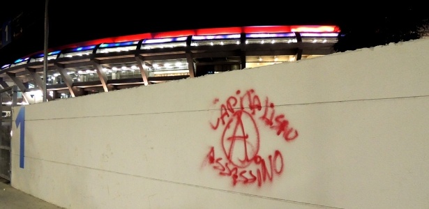 Pichação em muro do Maracanã tem dizeres contra o capitalismo