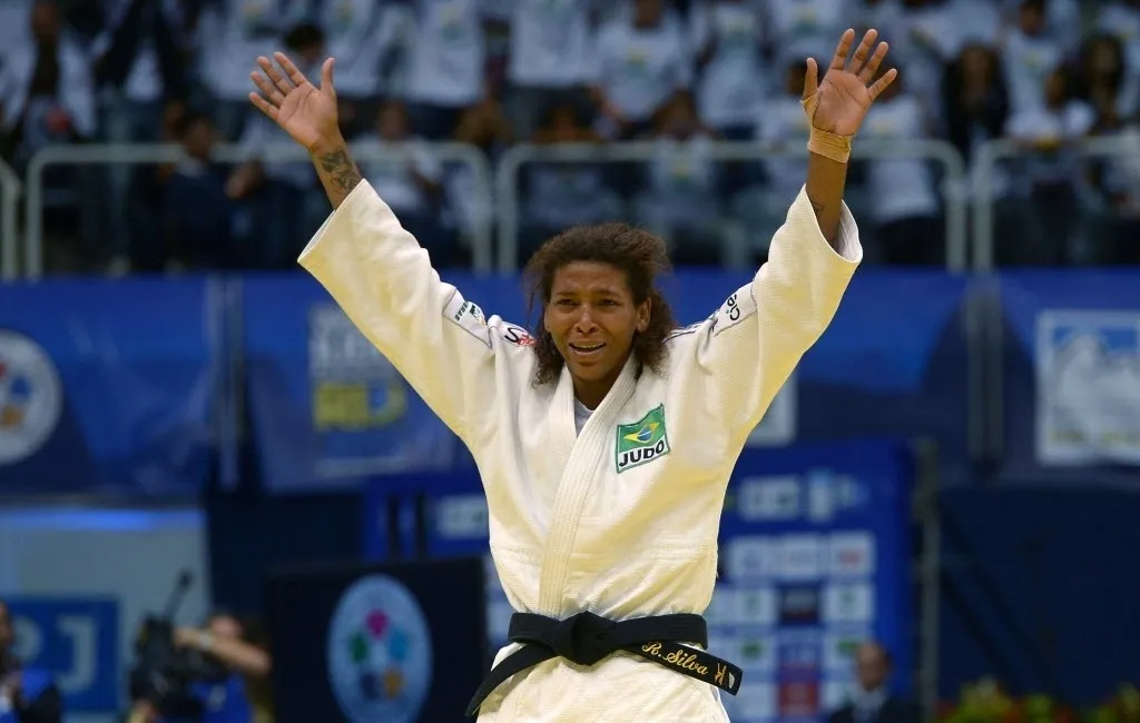 Rafaela Silva se emociona e comemora após vencer a final e garantir a medalha de ouro no Mundial de judô no Rio de Janeiro - AFP PHOTO / YASUYOSHI CHIBA