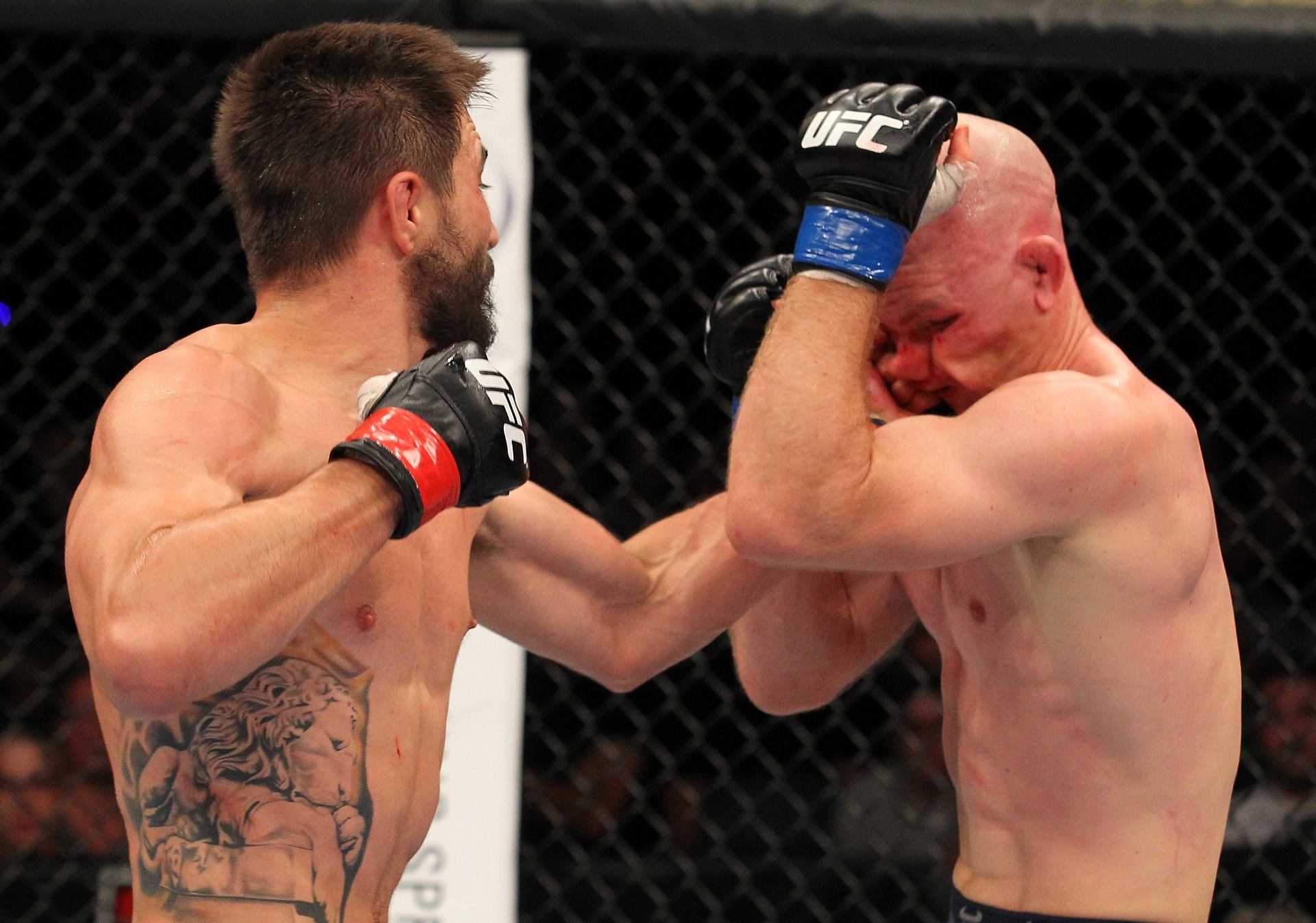 28.08.2013 - Carlos Condit acerta soco e 'amassa' rosto de Martin Kampmann na luta principal de card em Indianápolis - Ed Mulholland/Zuffa LLC/Zuffa LLC via Getty Images