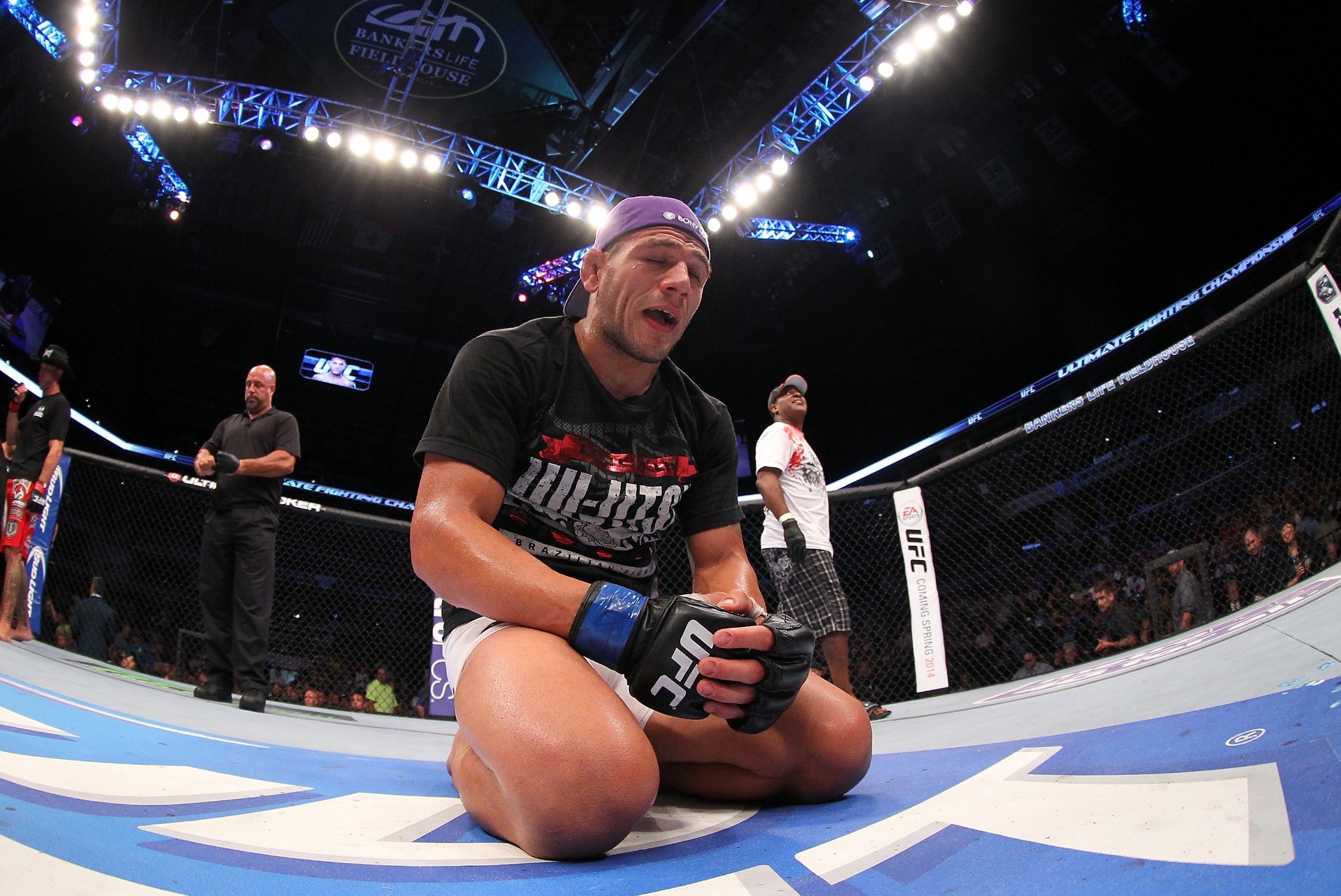 28.08.2013 - Rafael dos Anjos comemora a vitória sobre o americano Donald Cerrone, sua quinta consecutiva nos leves do UFC - Ed Mulholland/Zuffa LLC/Zuffa LLC via Getty Images
