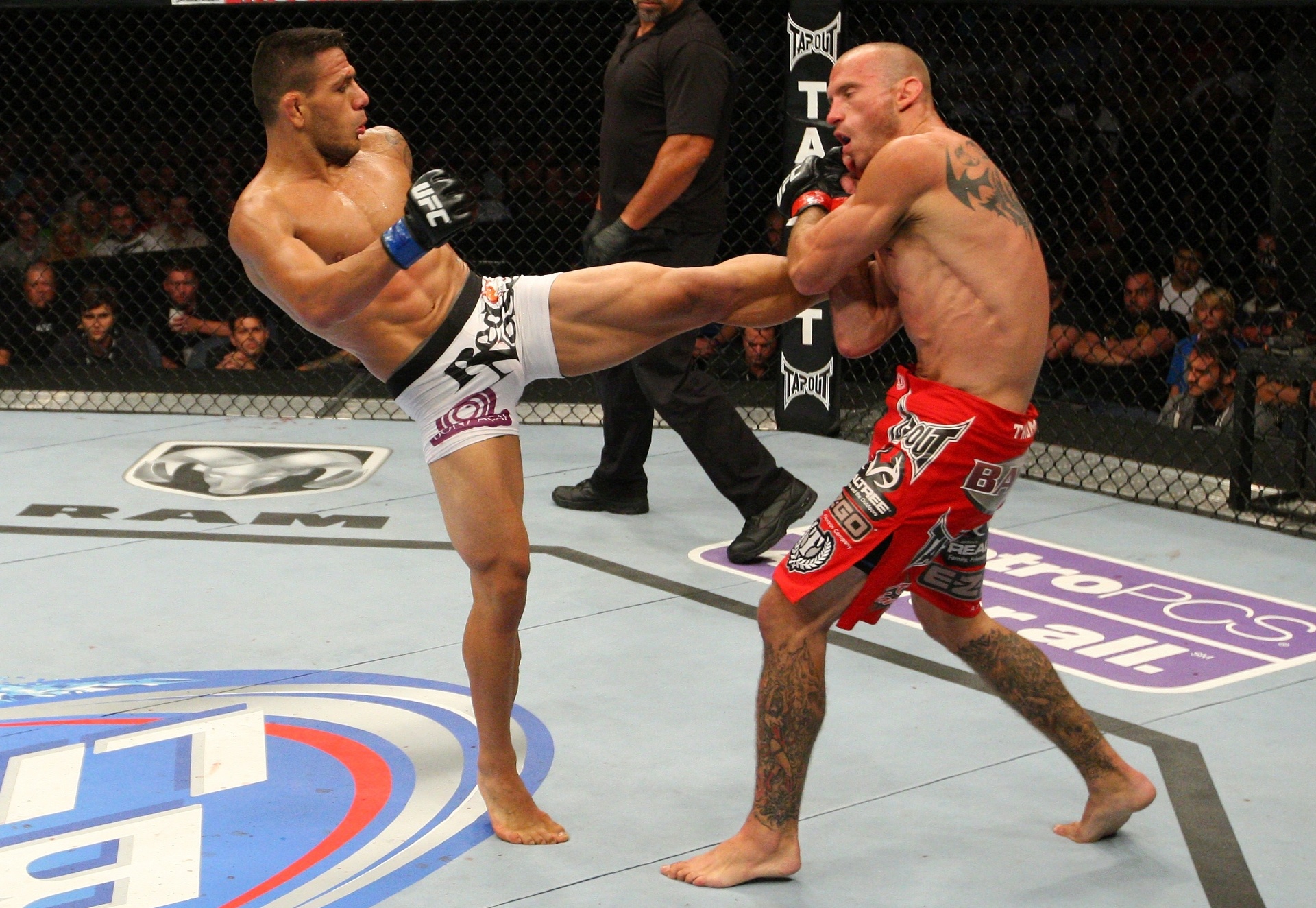 28.08.2013 - Rafael dos Anjos dá um chute no corpo de Donald Cerrone durante combate em evento em Indianápolis - Ed Mulholland/Zuffa LLC/Zuffa LLC via Getty Images