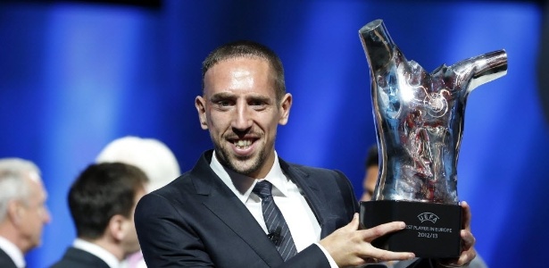 Meia francês Frank Ribéry exibe o troféu de melhor da última temporada europeia - SEBASTIEN NOGIER / EFE