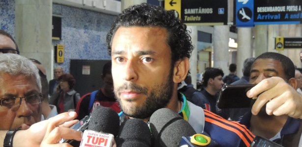 Atacante Fred fala com jornalistas durante o desembarque do Flu, após queda na Copa do Brasil - Renan Rodrigues/UOL