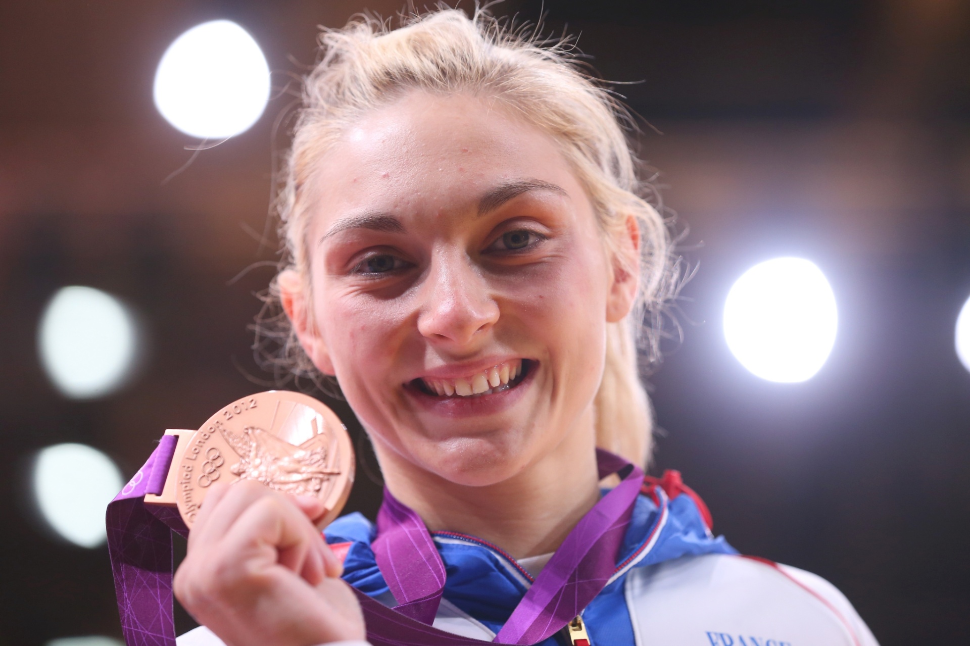 Jul.2012 - Francesa Automne Pavia mostra medalha de bronze conquistada nos Jogos Olímpicos de Londres - Alexander Hassenstein/Getty Images