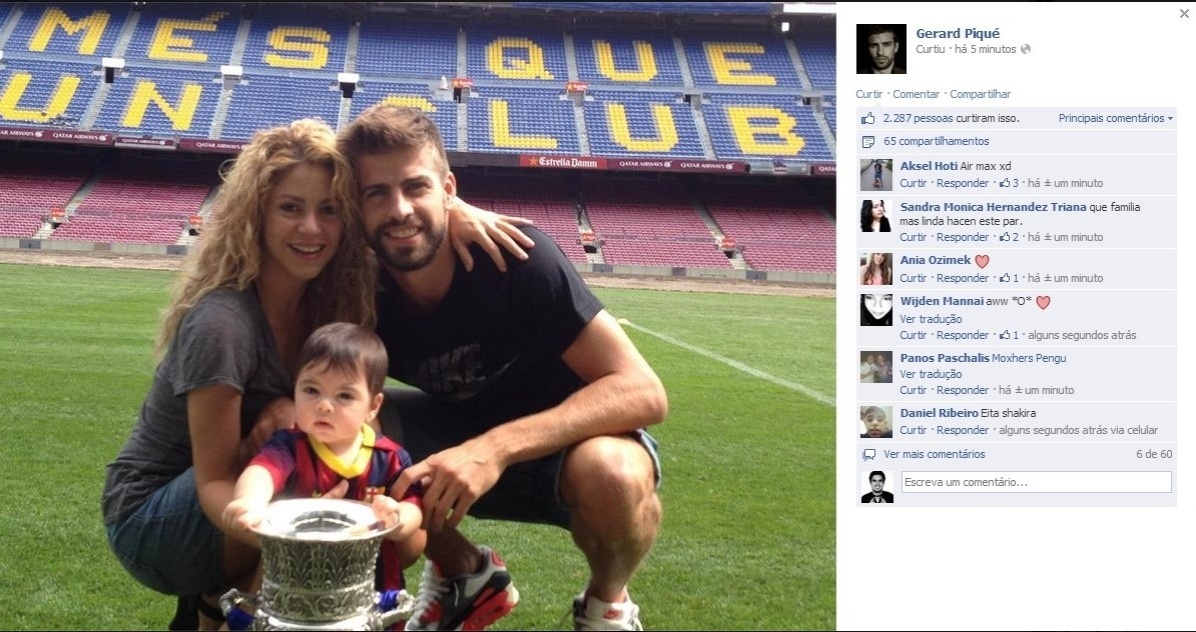 Milan posa com a taça de campeão ao lado dos pais Shakira e Piqué