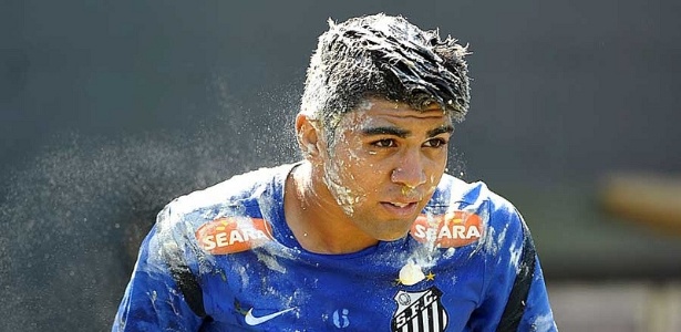 Gabriel completou 17 anos e recebeu a tradicional ovada dos companheiros - Divulgação/SantosFC