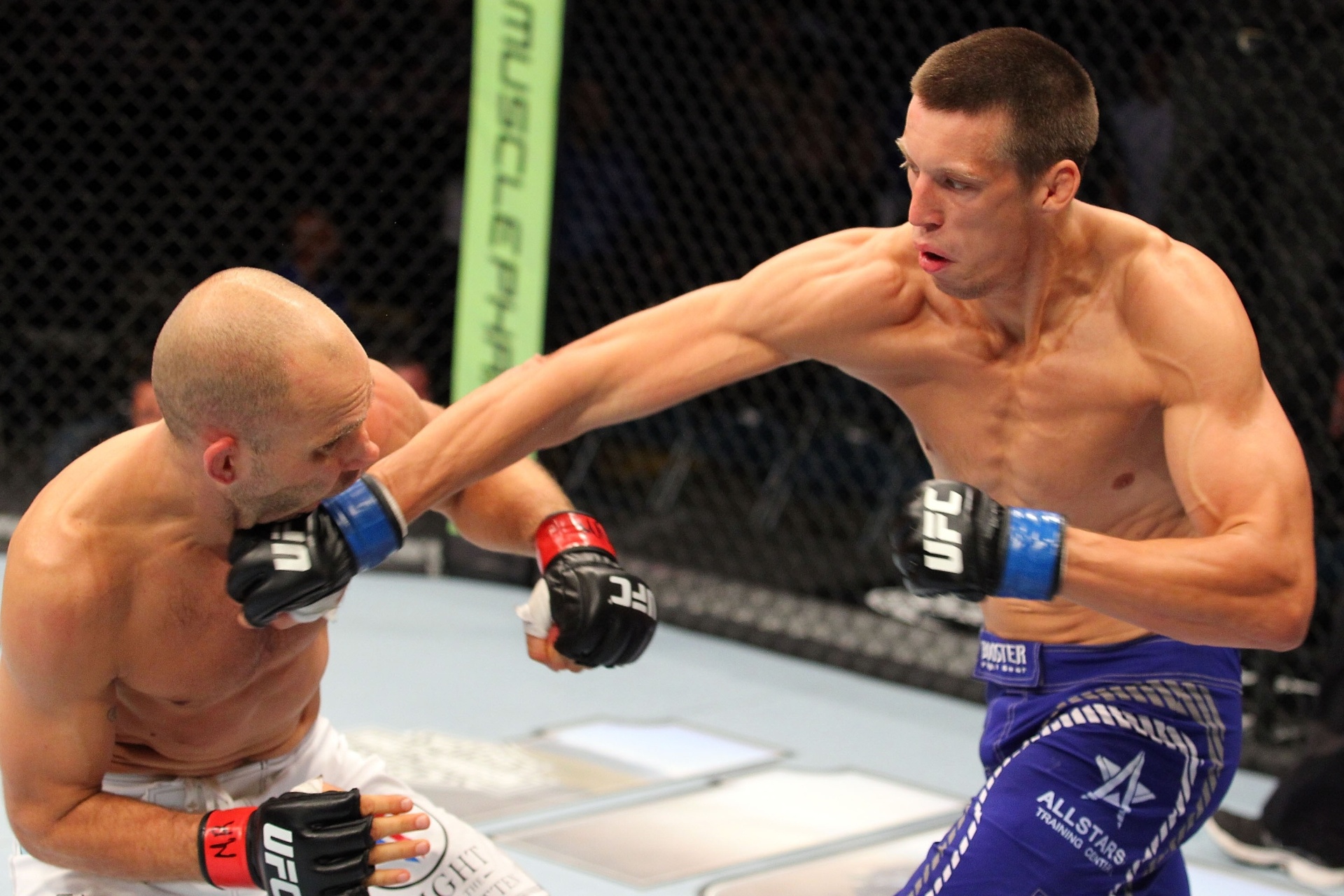 31.08.2013 - Magnus Cedenblad (dir) acerta soco em Jared Hamman durante combate no UFC 164 - Ed Mulholland/Zuffa LLC/Getty Images