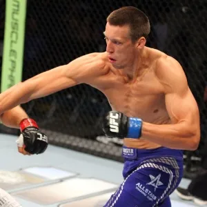 31.08.2013 - Magnus Cedenblad (dir) acerta soco em Jared Hamman durante combate no UFC 164 - Ed Mulholland/Zuffa LLC/Getty Images
