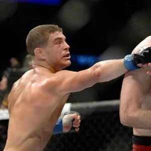31.ago.2013 - Al Iaquinta (esq) castiga Ryan Couture durante o UFC 164 - Ed Mulholland/Zuffa LLC/Getty Images