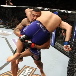 31.ago.2013 - Autraliano Soa Palelei levanta o ucraniano Nikita Krylov durante luta dos pesados no UFC 164 - Ed Mulholland/Zuffa LLC/Getty Images