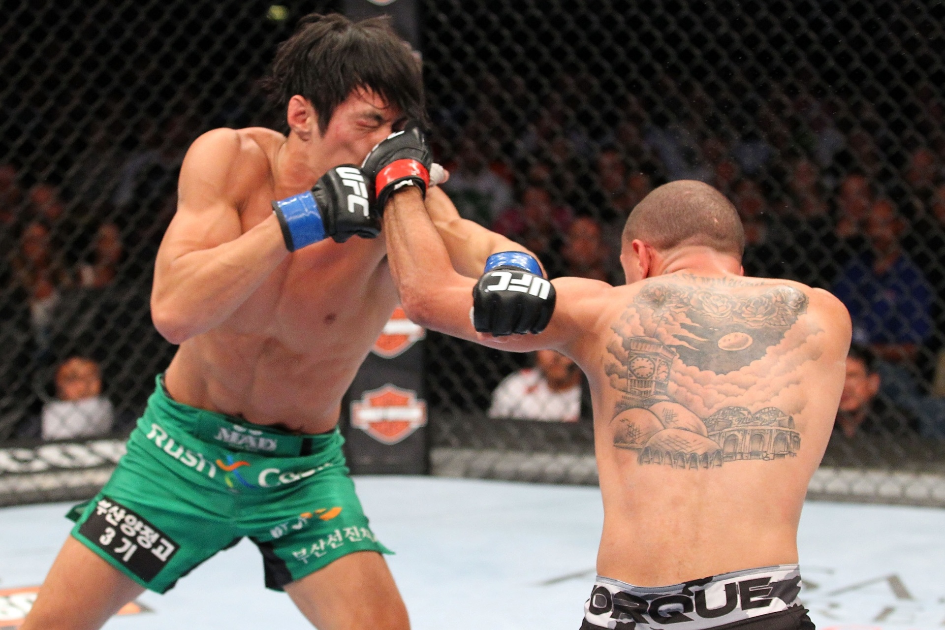 31.ago.2013 - Chico Camus (dir) conecta jab de esquerda no frontal do sul-coreano Ho Kang durante o UFC 164 - Ed Mulholland/Zuffa LLC/Getty Images