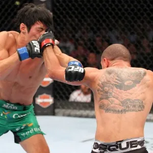 31.ago.2013 - Chico Camus (dir) conecta jab de esquerda no frontal do sul-coreano Ho Kang durante o UFC 164 - Ed Mulholland/Zuffa LLC/Getty Images