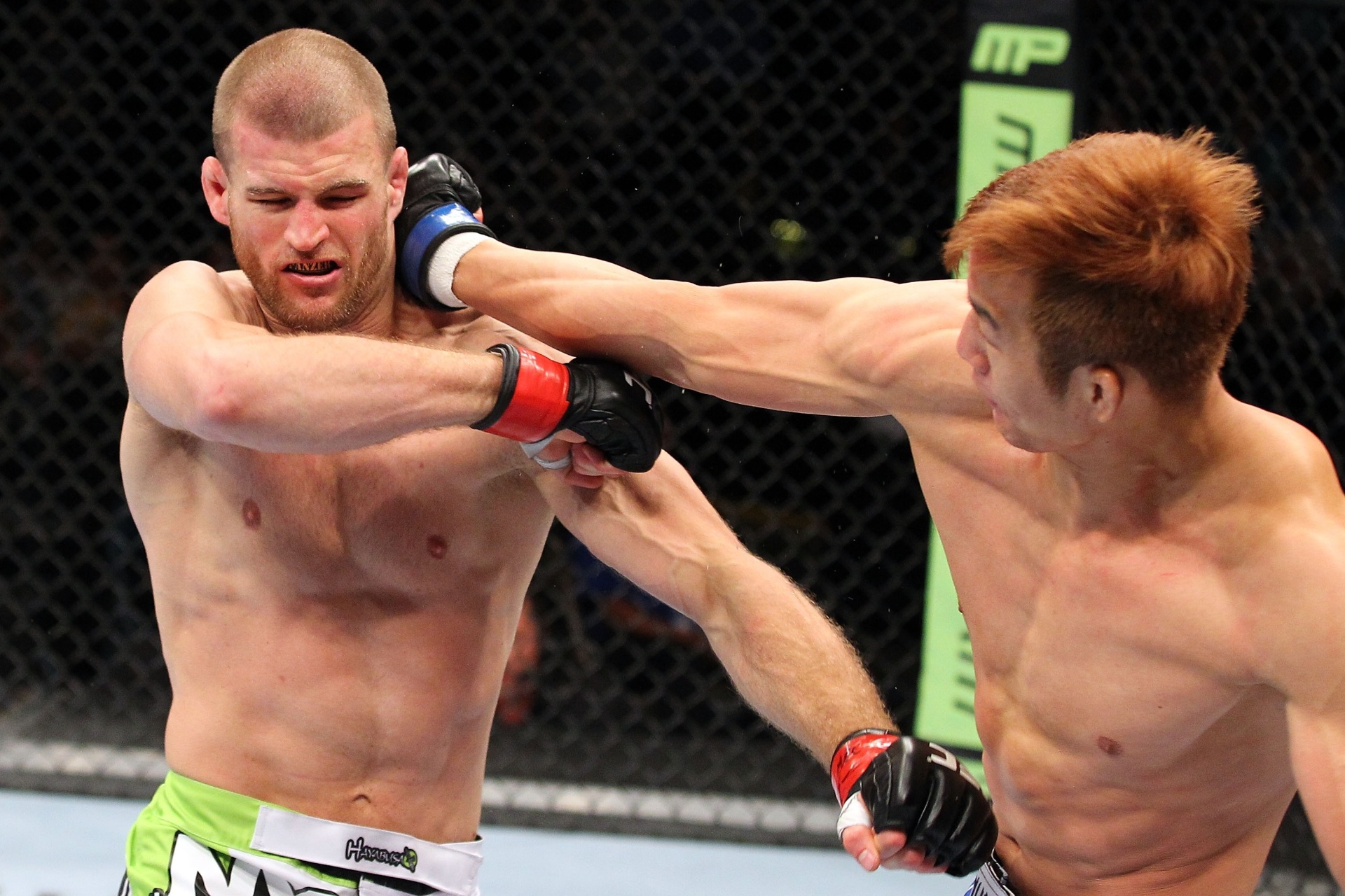 31.ago.2013 - Hyun Gyu Lim acerta soco na orelha de Pascal Krauss durante o UFC 164 - Ed Mulholland/Zuffa LLC/Getty Images