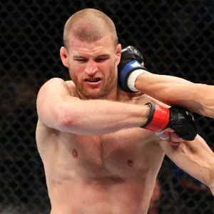 31.ago.2013 - Hyun Gyu Lim acerta soco na orelha de Pascal Krauss durante o UFC 164 - Ed Mulholland/Zuffa LLC/Getty Images