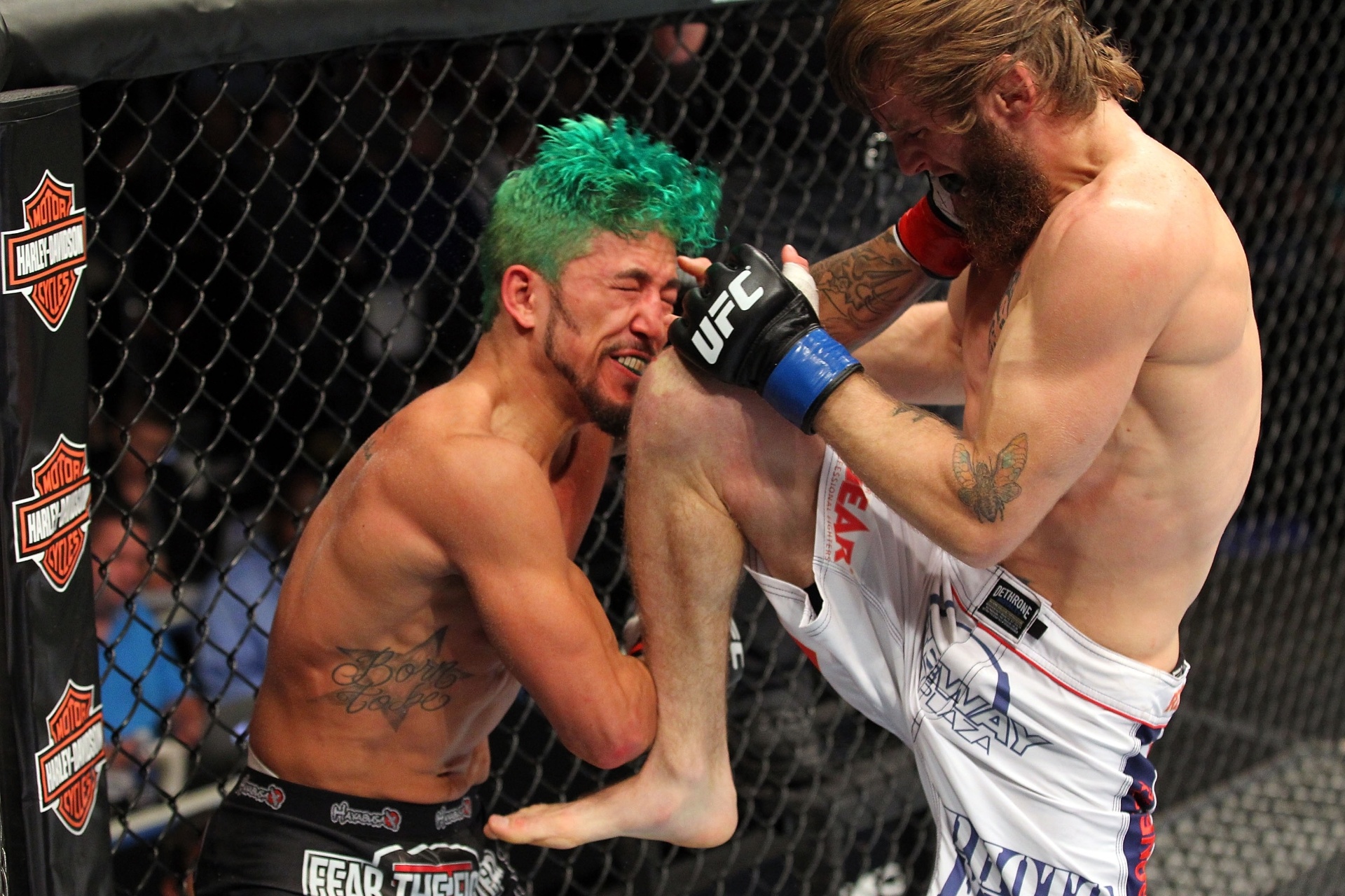 31.ago.2013 - Tim Elliott acerta joelhada em cheio Louis Gaudinot no UFC 164 - Ed Mulholland/Zuffa LLC/Getty Images