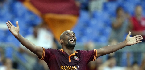 Maicon comemora gol na vitória do Roma por 3 a 0 sobre o Verona