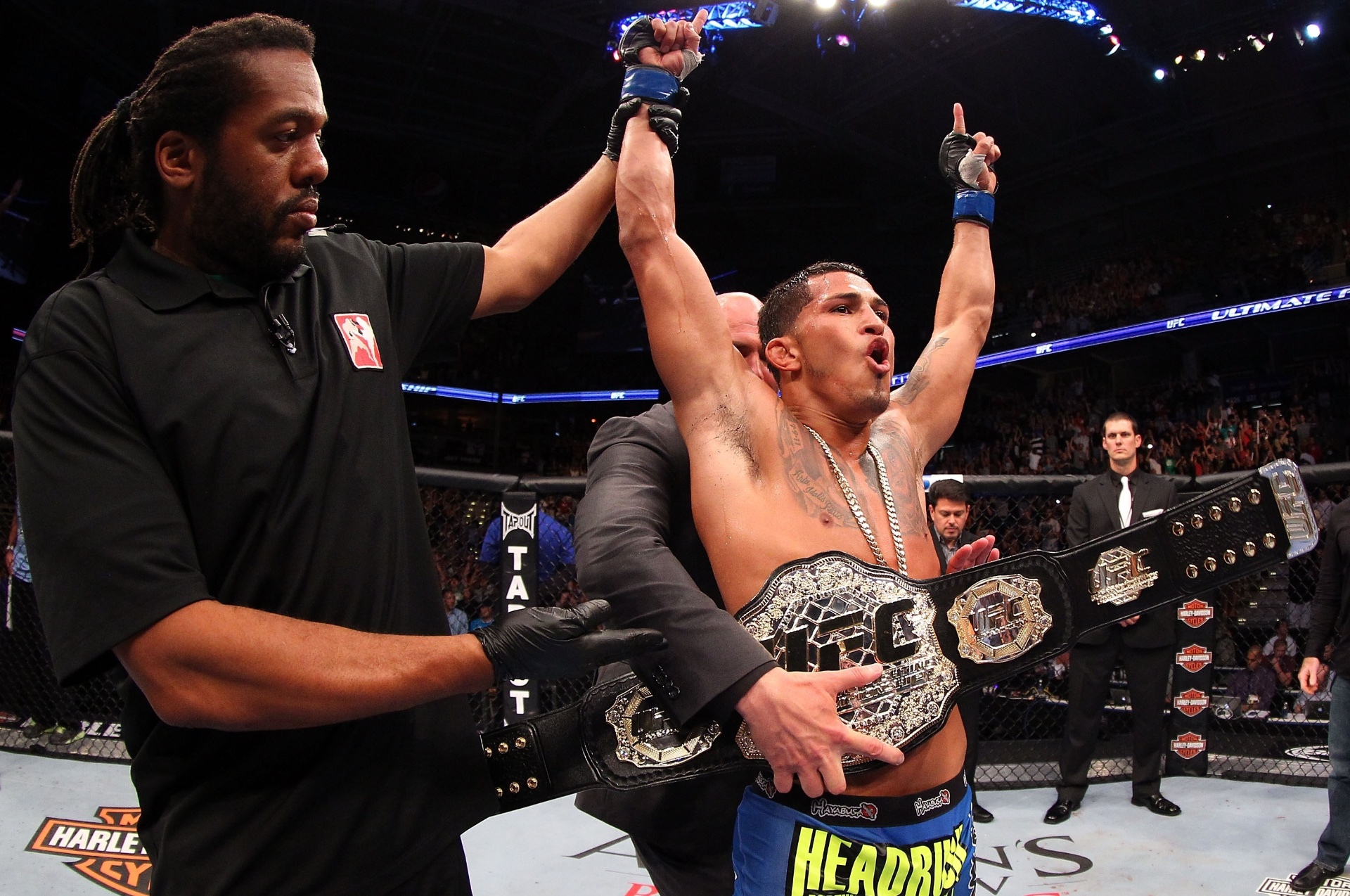 01.set.2013 - Anthony Pettis recebe o cinturão dos leves após vencer Ben Henderson no UFC 164 - Ed Mulholland/Zuffa LLC/Getty Images