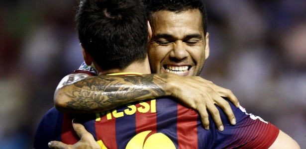 Messi e Daniel Alves juntos em partida do Barcelona  - Biel Aliño/EFE