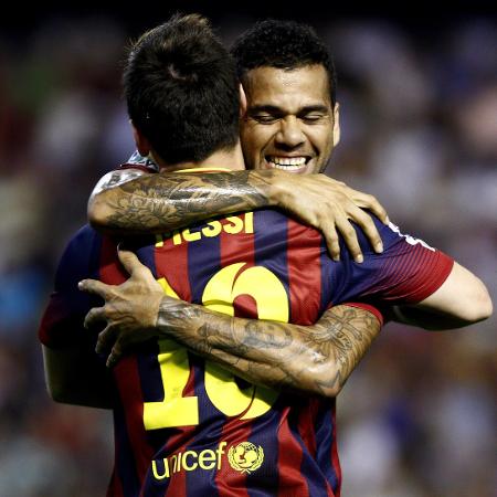 01.set.2013 - Daniel Alves comemora gol com Messi em partida do Barcelona contra o Valencia - Biel Aliño/EFE