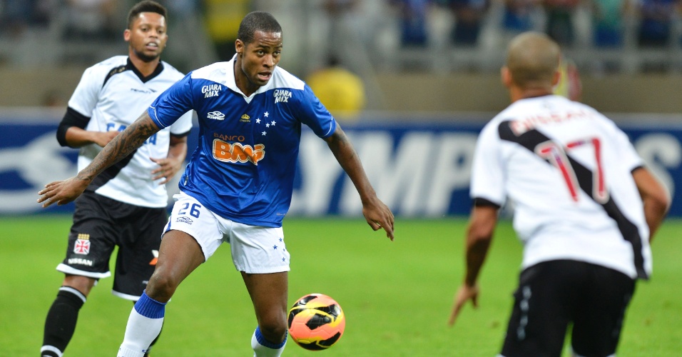 Dedé domina a bola observado por André durante o jogo entre Cruzeiro e Vasco (1/9/2013)