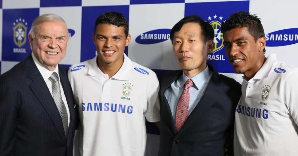 02.09.2013 - A CBF anunciou a Samsung como nova patrocinadora com Thiago Silva e Paulinho de garoto propaganda