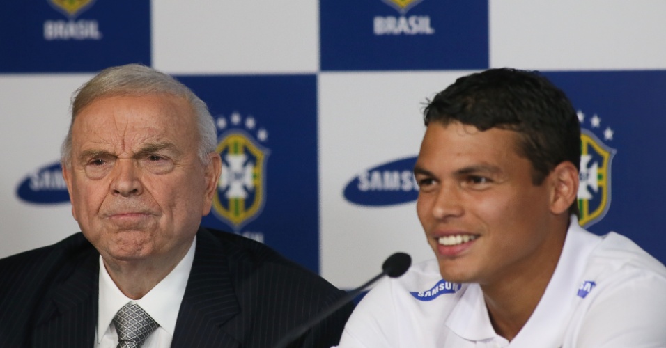 02.09.2013 - A CBF anunciou a Samsung como nova patrocinadora com Thiago Silva e Paulinho de garoto propaganda