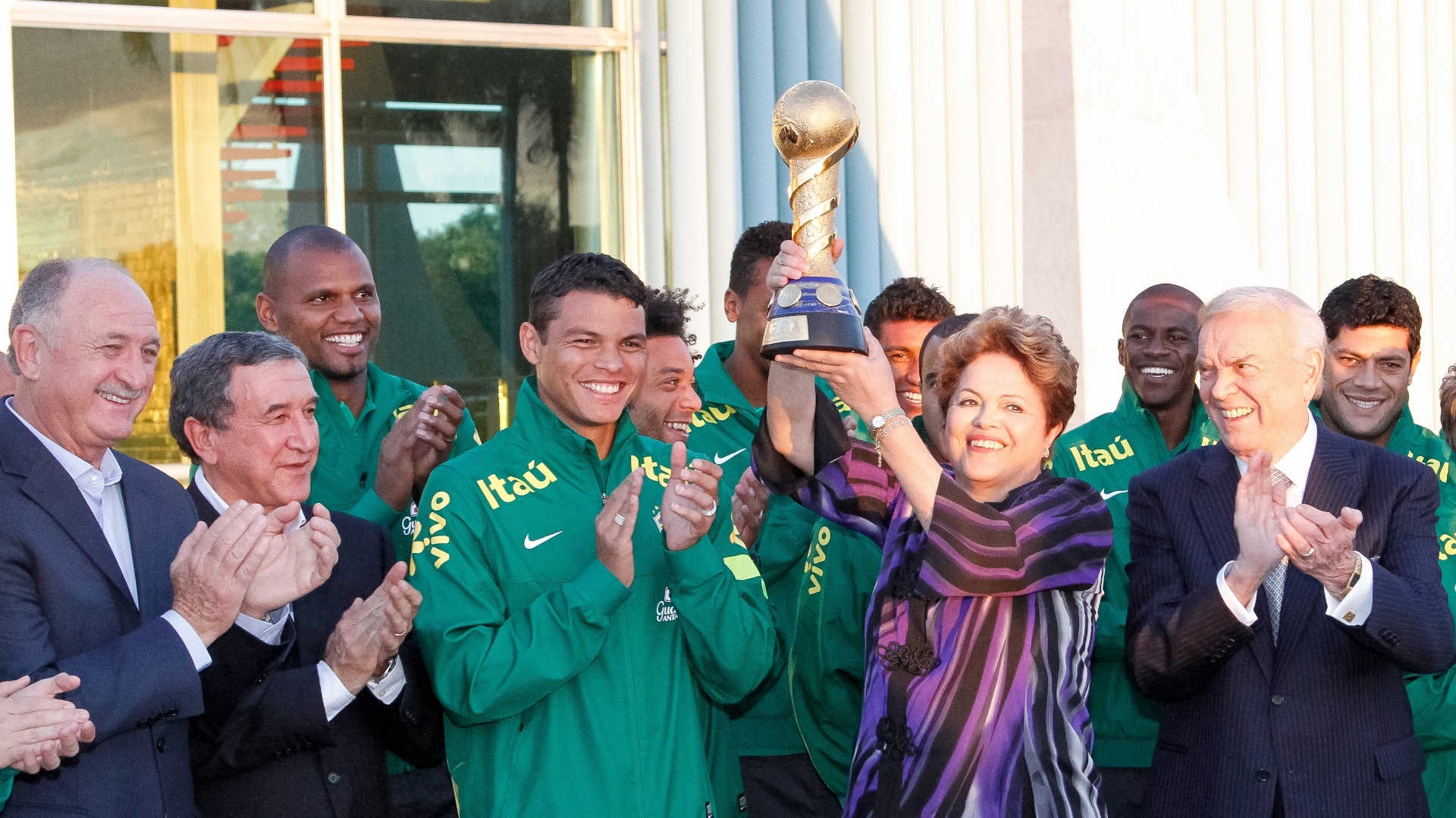 02.09.2013 - Após o anúncio do patrocinador, a seleção brasileira participou de um encontro com a presidente Dilma Rousseff, que ergueu a taça da Copa das Confederações