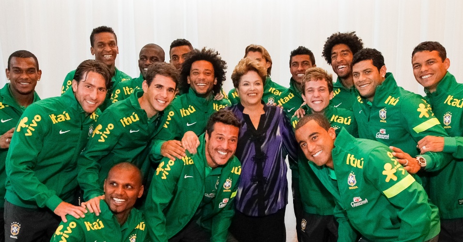 2/9/2013 - Dilma Rousseff posa com os jogadores da seleção na visita que fizeram ao Palácio da Alvorada, em Brasília