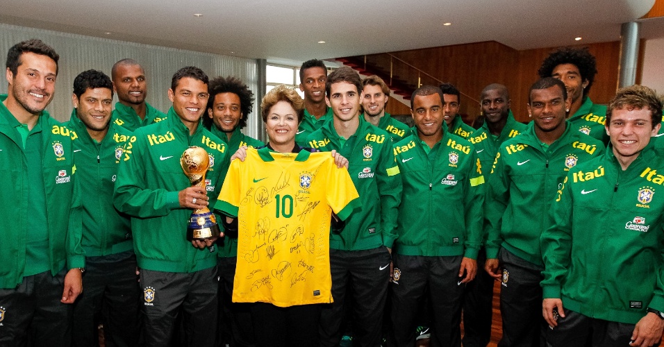 2/9/2013 - Presidente Dilma Rousseff posa com a camisa da seleção brasileira e ao lado da taça da Copa das Confederações no encontro com os jogadores da seleção