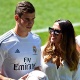 Bale é acompanhado pela namorada Rhys Jones (de óculos) e pelo bebê Alba Violet Jones (filha do atleta) - AFP PHOTO/ GERARD JULIEN