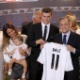 Bale é acompanhado pela namorada Rhys Jones e pelo bebê Alba Violet Jones (filha do atleta) na apresentação no Real Madrid - AFP PHOTO/ PIERRE-PHILIPPE MARCOU