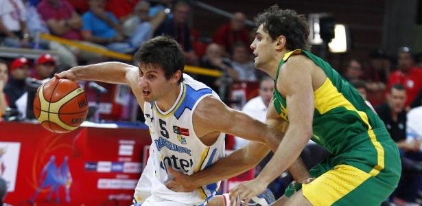 Brasil e Uruguai jogaram pela terceira rodada da primeira fase da Copa América de basquete - Carlos Garcia Rawlins / Reuters