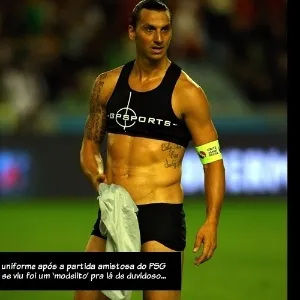 Em julho, Ibra resolveu tirar o uniforme após a partida amistosa do PSG contra o Real Madrid. E o que se viu foi um ?modelito? pra lá de duvidoso... - Martin Rose/Getty Images