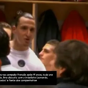 Em maio, quando o PSG sagrou-se campeão francês após 19 anos, tudo era festa. Entretanto, no vestiário, Ibra discutiu com o brasileiro Leonardo, então dirigente do clube, e ?azedou? a festa dos companheiros - Reprodução