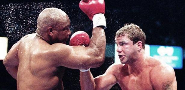 O boxeador (à dir.) morreu aos 44 anos de idade. Ele foi diagnosticado em 1996 com o HIV - John Gurzinski / AFP