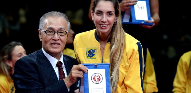 Thaisa, central da seleção brasileira, recebe o prêmio de melhor jogadora do Grand Prix 2013 - FIVB/Divulgação