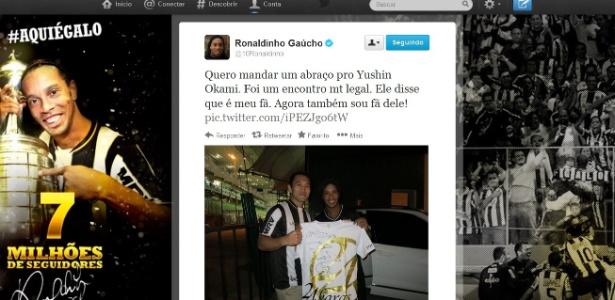 Ronaldinho Gaúcho posta foto com o japonês Yushin Okami, a quem presenteou com camisa do Atlético-MG - Reprodução/facebook
