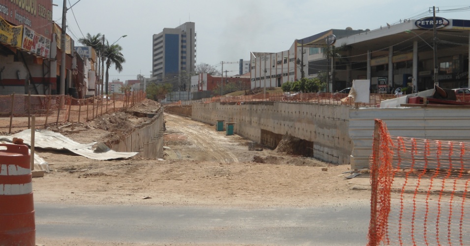 30.ago.2013 - Em alguns trechos, os canteiros de obras abertos na Avenida Miguel Sutil, em Cuiabá, sofrem com a greve de operários