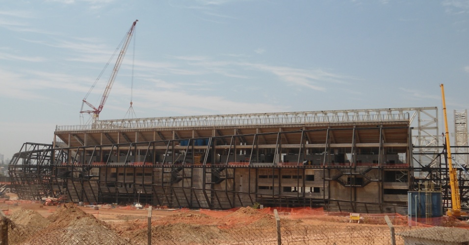 30.ago.2013 - Em março, o UOL Esporte revelou que duas construtoras abandonaram as obras da Arena Pantanal, e que a entrega do estádio pode atrasar