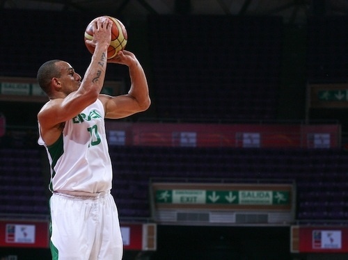 3.set.2013 - Alex prepara arremesso durante a partida entre Brasil e Jamaica pela Copa América de Basquete - Samuel Vélez/Fiba Américas