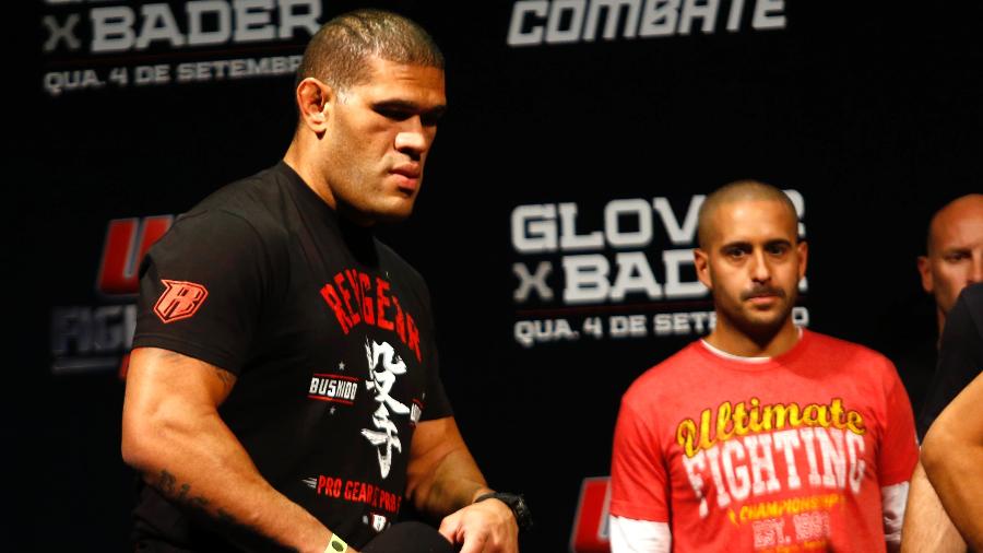 3.set.2013 - Lutador brasileiro Antonio Pezão acompanha a pesagem do UFC BH - Marcus Desimoni/UOL