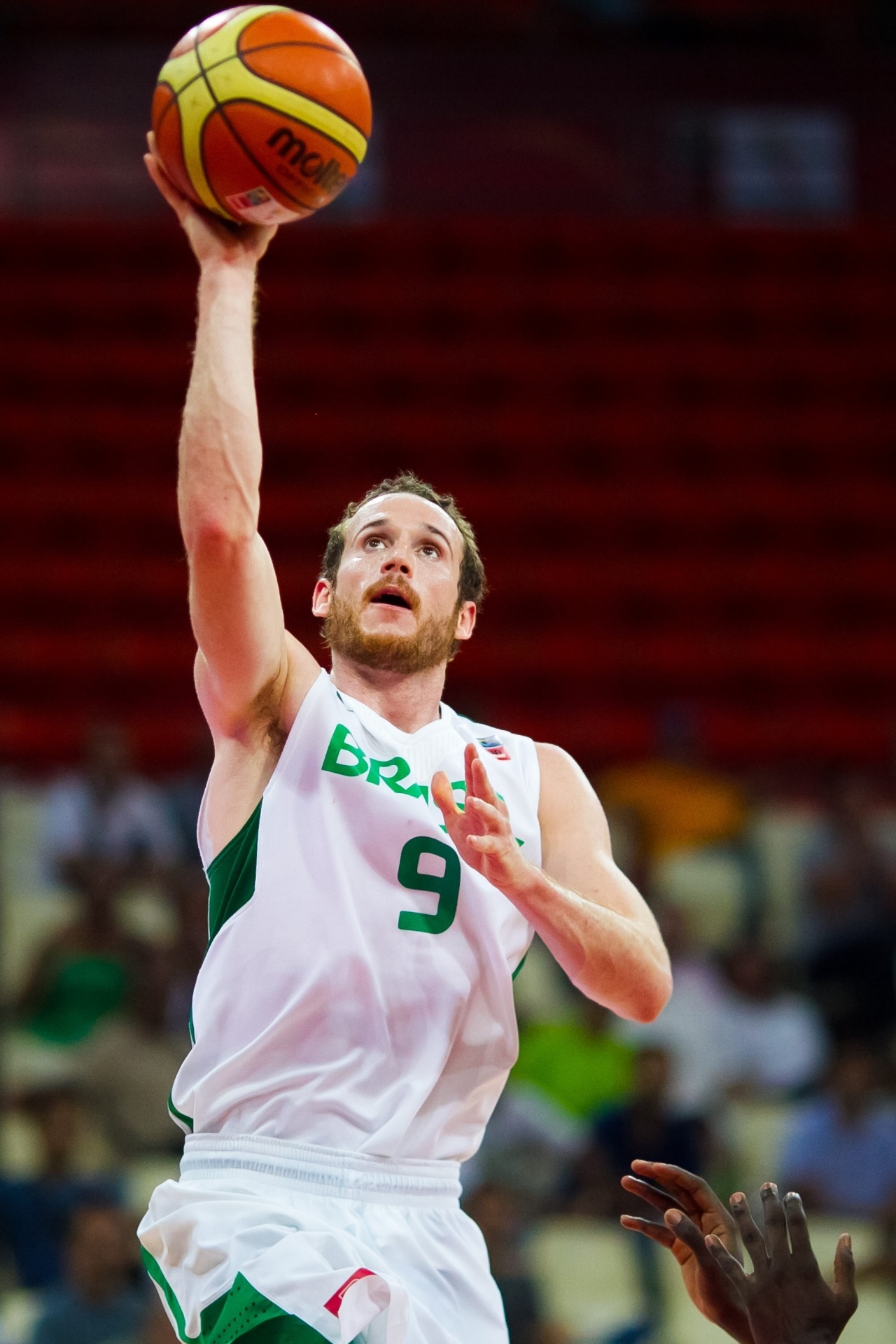 3.set.2013 - Marcelinho Huertas tenta jogada na partida entre Brasil e Jamaica pela Copa América - EFE/Miguel Gutiérrez