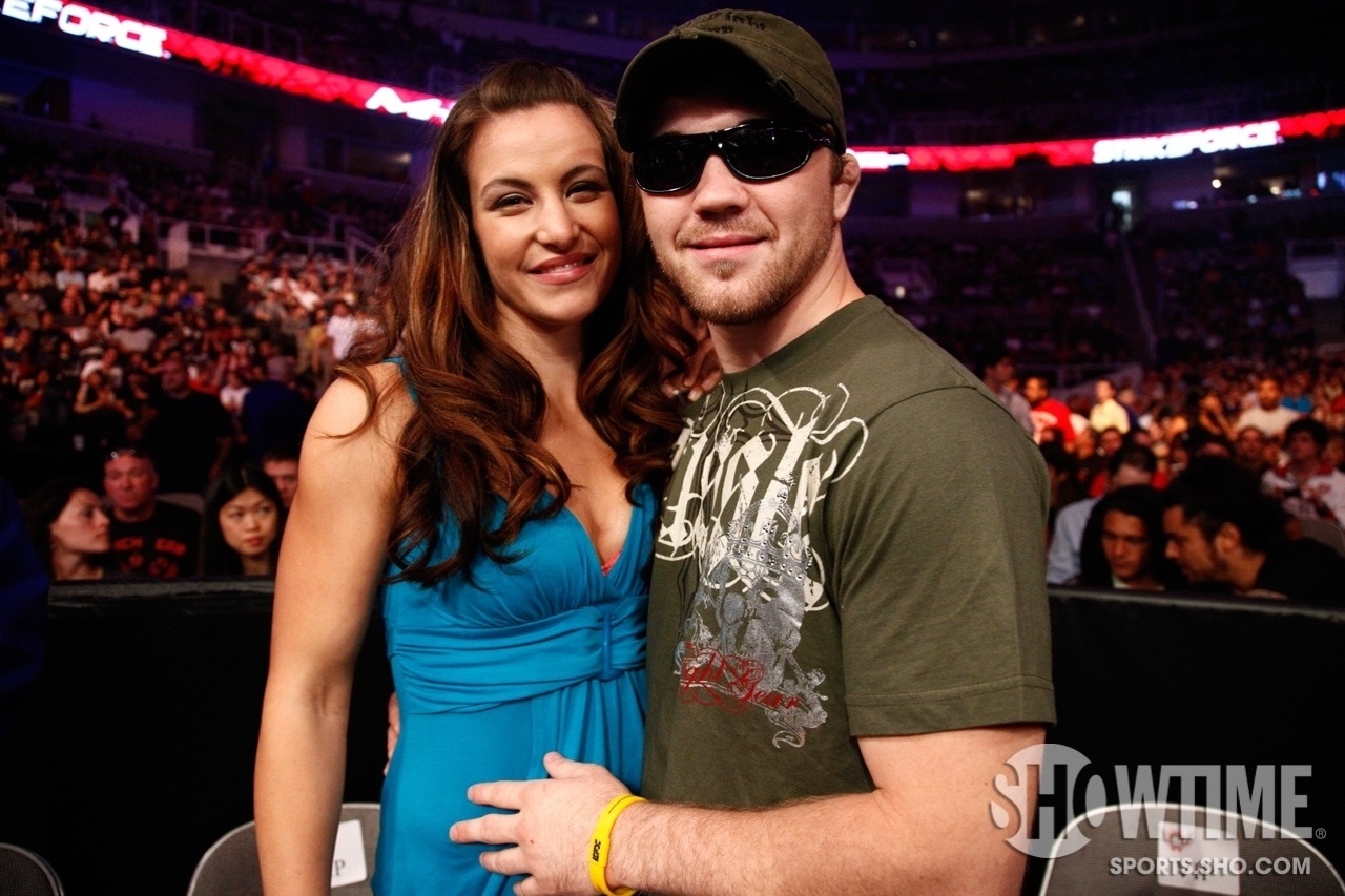 Ataque à vida amorosa pt.1: Curiosamente, Ronda Rousey tem como alvo de boa parte de suas críticas não apenas Miesha, mas o namorado dela, o também lutador Bryan Caraway. 'Miesha, sozinha, não é tão má. Miesha combinada com o bichinho de estimação que é o Mr. Tate, seu namorado, é uma outra pessoa. Ela muda quando está com ele. Não consigo aturá-lo. Para mim, ela seria uma lutadora melhor e uma melhor pessoa sem ele' - Divulgação/Showtime