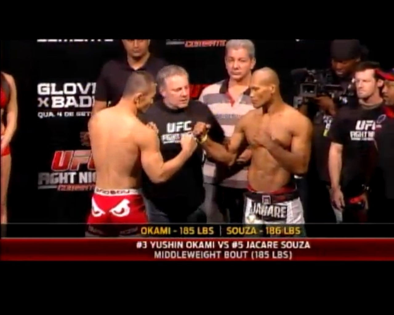 3.set.2013 - No caminhos para o cinturão dos médios, o brasileiro Ronaldo Jacaré encara o japonês Yushin Okami - Reprodução