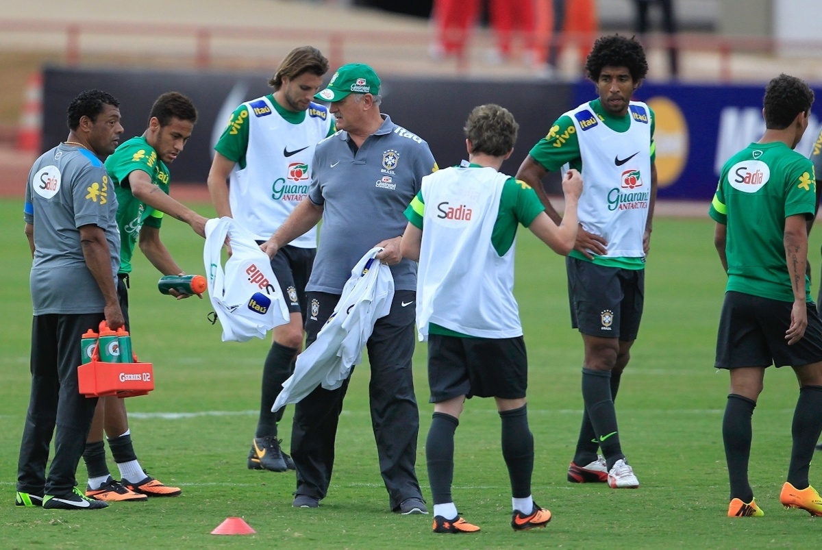 04.09.2013 - Técnico Luiz Felipe Scolari distribui coletes para os jogadores durante o treino da seleção brasileira em Brasília