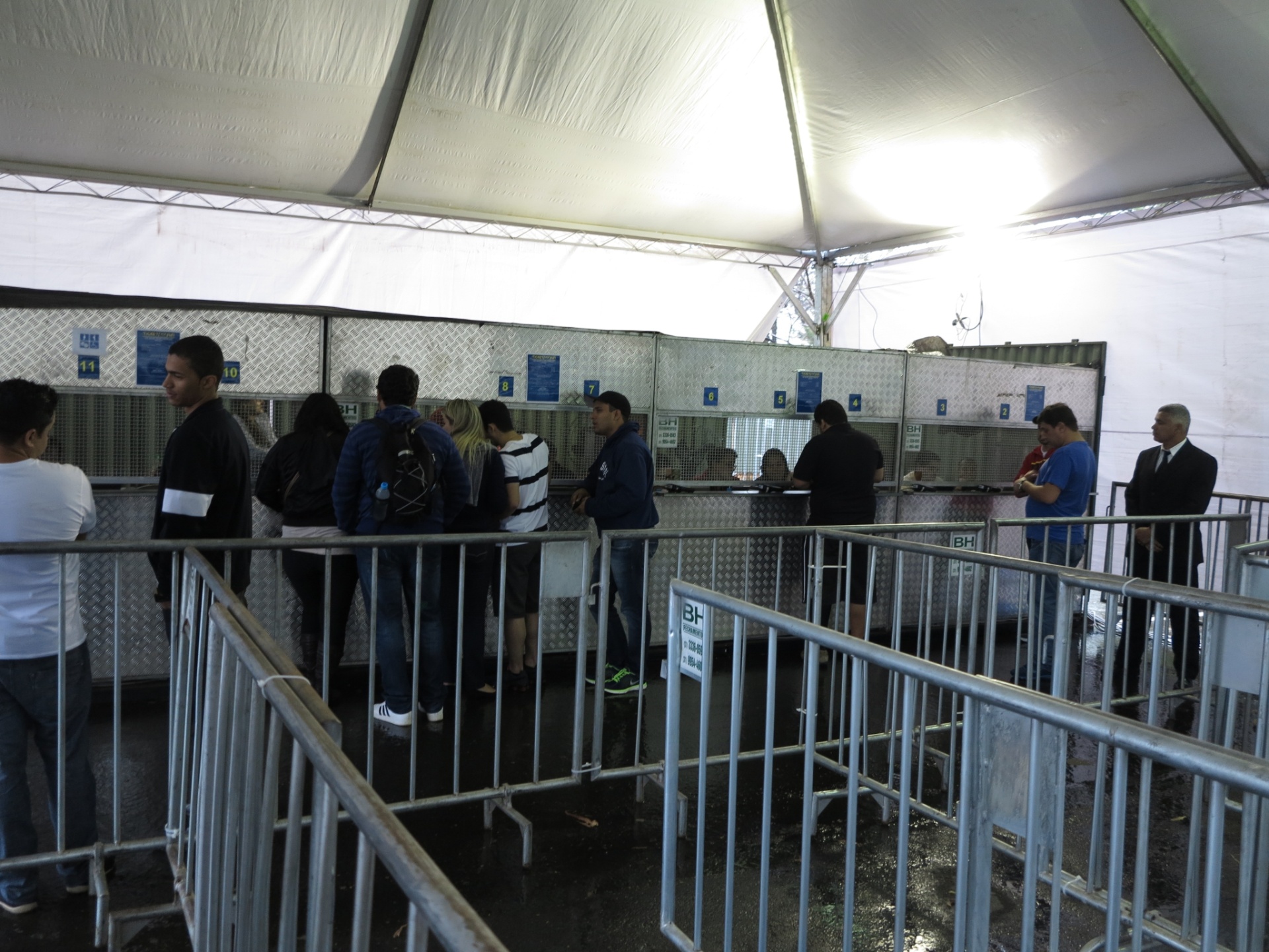 04.set.2013 - A uma hora e meia do início das lutas, bilheteria do Mineirinho ainda recebia certa movimentação - Rafael Krieger/UOL